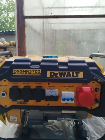 Портативный электрогенератор DEWALT DXGNR5700 Зугрэс
