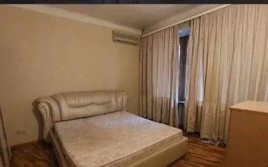Продам 4 комнатную квартиру в центре бул. пушкина Донецк