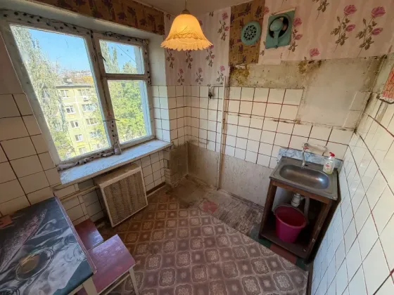 Продам 3-х комн. кв., 5/5 эт., 55 м.кв. - Макеевка, кв-л Шахтерский, Автомагазин Макеевка