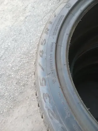 Продаю комплект зимней резины 235 45 17 Донецк