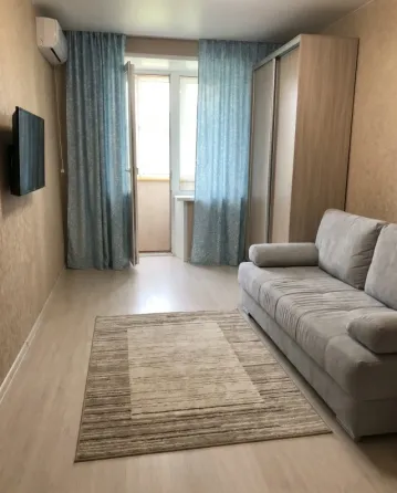 Предлагаю двухкомнатную квартиру в аренду на долгосрок Площадь: 45 кв.м Этажность: 2/5 Донецк