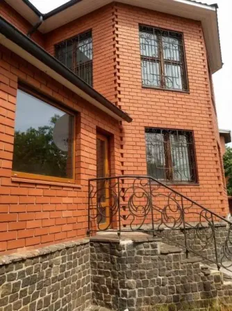 Продаю 8-и комнатный дом в Ленинском районе Донецк
