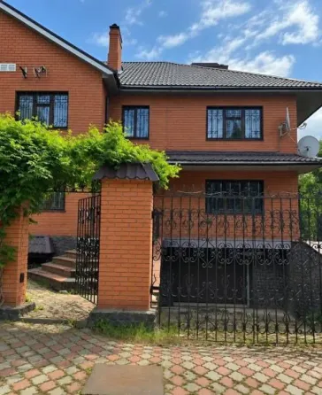 Продаю 8-и комнатный дом в Ленинском районе Донецк
