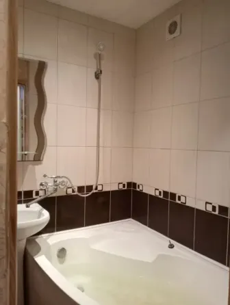 4-комнатная квартира, 56 м², 3/5 этаж Торез, 2-й микрорайон Торез