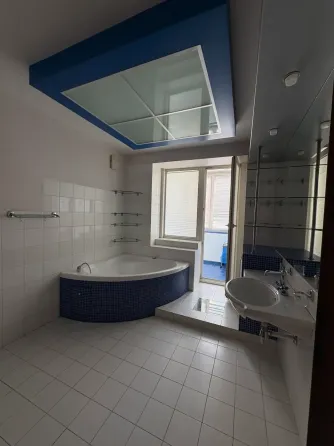 Продам крупногабаритную 3 комн. квартиру в Центре Донецк