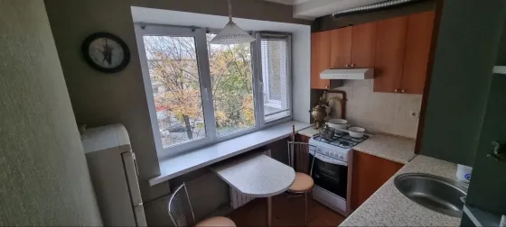 сдам 2 ком.кв в центре Донецка, Ворошиловский район , Изумруд. Улица Университетская Донецк
