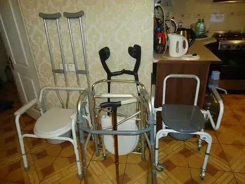 инвалидная коляска с туалетом и стул туалет ещё стул для душа ванне/костыли подмышеч и трость Донецк