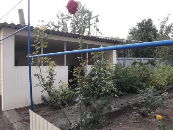 Продаётся 1/2 часть дома, 30 сот. земли, пгт.Старобешево, Старобешевский район. Старобешево