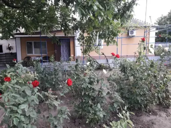Продаётся 1/2 часть дома, 30 сот. земли, пгт.Старобешево, Старобешевский район. Старобешево