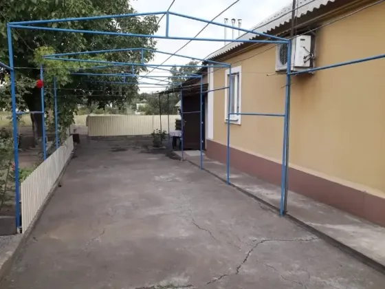 Продаётся 1/2 часть дома, 30 сот. земли, пгт.Старобешево, Старобешевский район. Старобешево