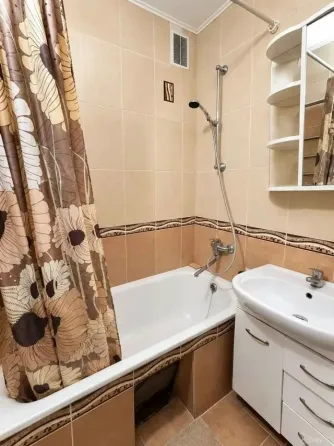 Сдаю двухкомнатную квартиру на долгий срок, 56кв.м2, 3 этаж. Донецк