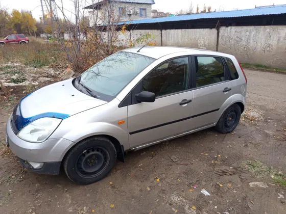 Продам машину Форд Фиеста 2005 года. Макеевка, м-н Зелёный. Машина на ходу. Макеевка