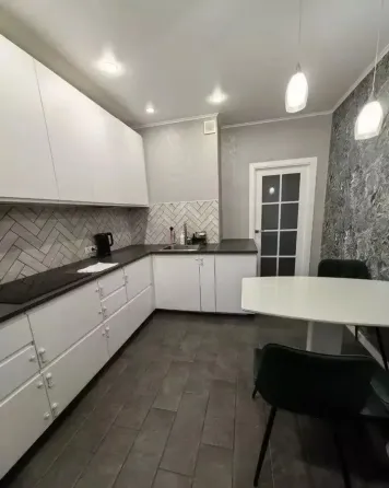 даётся просторная двухкомнатная квартира площадью 40 м² на 7 этаже. Донецк