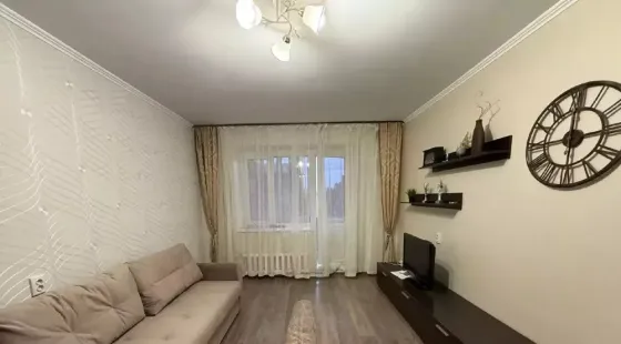 Сдаётся светлая однокомнатная квартира площадью 42 м². Донецк