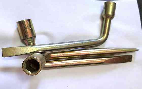 Ключ баллонный 17 мм, изогнутый, Г-образный, с монтажной лопаткой, оцинкованный, СССР. Макеевка