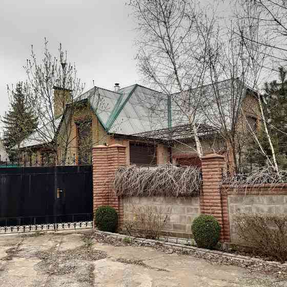 Загородный дом у озера, получил повреждения, земли 12 соток Донецк