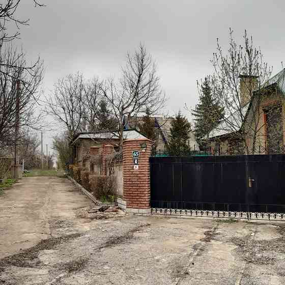 Загородный дом у озера, получил повреждения, земли 12 соток Донецк