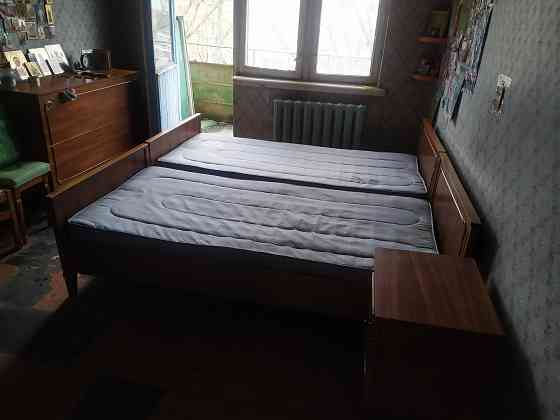Распродажа мебели: стенка, кровать, стол и тумбы Донецк