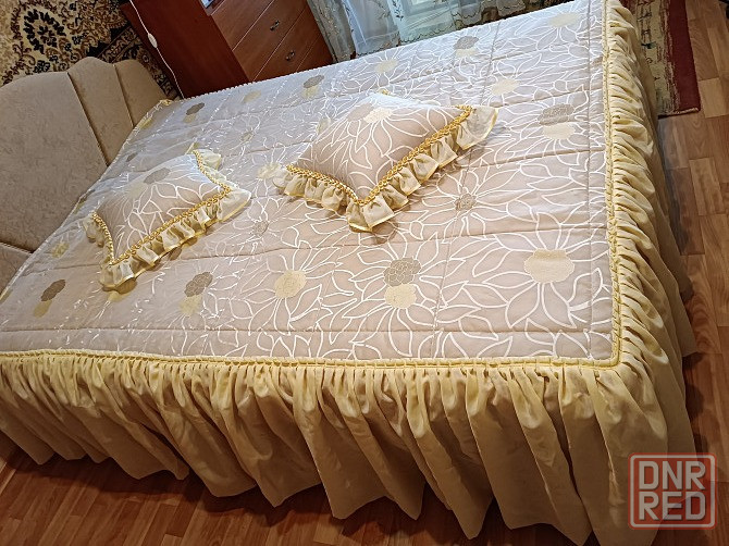 продам покрывало для кровати и ламбрикен Донецк - изображение 1