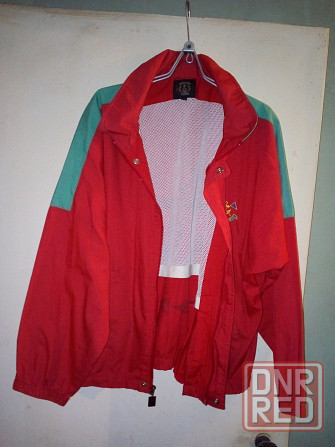 Куртка-ветровка весна-лето , х/б-плащевка , цвет красный , размер 46 . Макеевка - изображение 2
