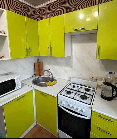 Посуточно 1 комн кв-ра с Круглосуточной горячейв Донецк Сити чешка с мебелью техникой лоджия застекл Донецк