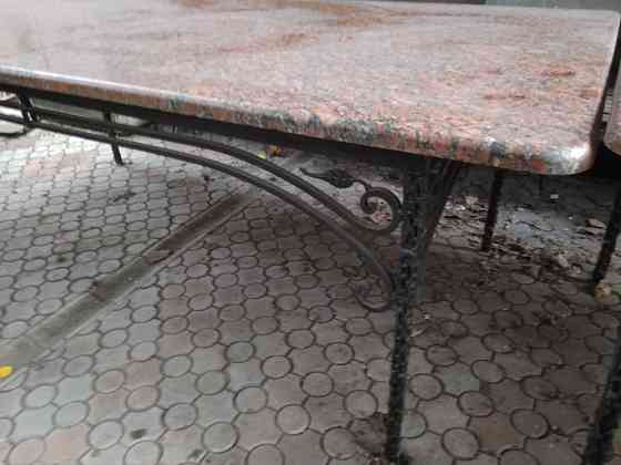 продам 2 стола кованых с натуральными гранитными плитами Донецк