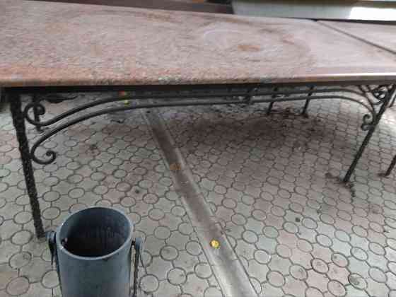 продам 2 стола кованых с натуральными гранитными плитами Донецк