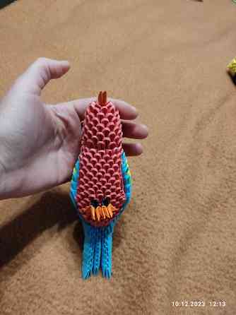 Яркая реалистичная птичка из модулей оригами Донецк