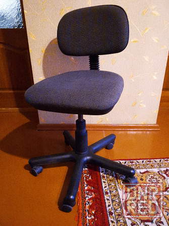 Офисный стул на колёсиках, б/у Донецк - изображение 1