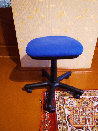 Офисный стул на колёсиках, б/у Донецк - изображение 1