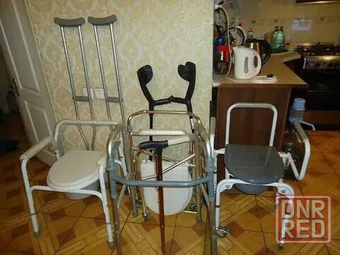 Прикроватный столик/инвалидная коляска коматн/ходунки шагаюшие/стул туалет/трость /сидение для ванны Донецк - изображение 2
