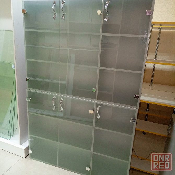 Большой Стильный деревянный шкаф с матовыми стеклянными дверцами Донецк - изображение 1