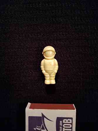 Космонавт , фигурка начала 1960-тых годов , СССР , высота 36 мм . Макеевка