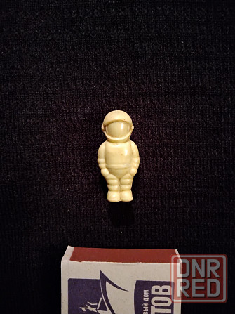 Космонавт , фигурка начала 1960-тых годов , СССР , высота 36 мм . Макеевка - изображение 1