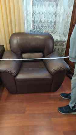 продаю мягкое объемное кожаное кресло,Италия,цвет коричневый,пользовались мало,просто стояло,дефекто Донецк