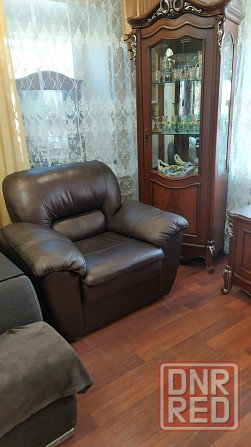 продаю мягкое объемное кожаное кресло,Италия,цвет коричневый,пользовались мало,просто стояло,дефекто Донецк - изображение 1