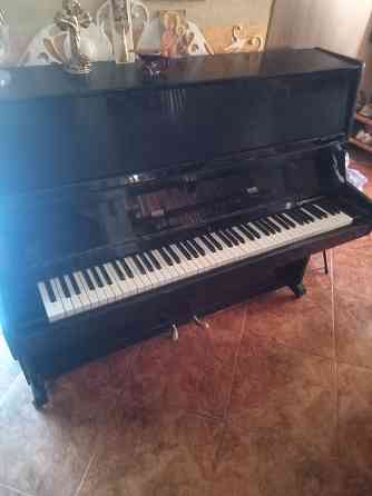 Продам пианино в отличном состоянии + большую коллекцию нот Донецк