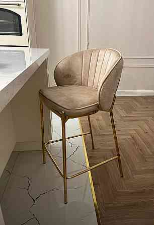 2 барных стула на золотых ножках, обивка-велюр бежевого цвета Макеевка
