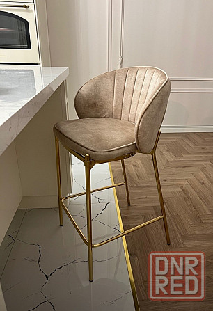 2 барных стула на золотых ножках, обивка-велюр бежевого цвета Макеевка - изображение 1