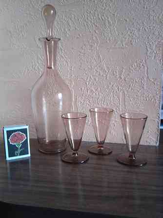 Старинная посуда для спиртных напитков. Цветное стекло.Штоф, рюмочки. Донецк