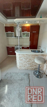 Продам 2 х ком с евро-ремонтом Калининский рынок Донецк - изображение 1