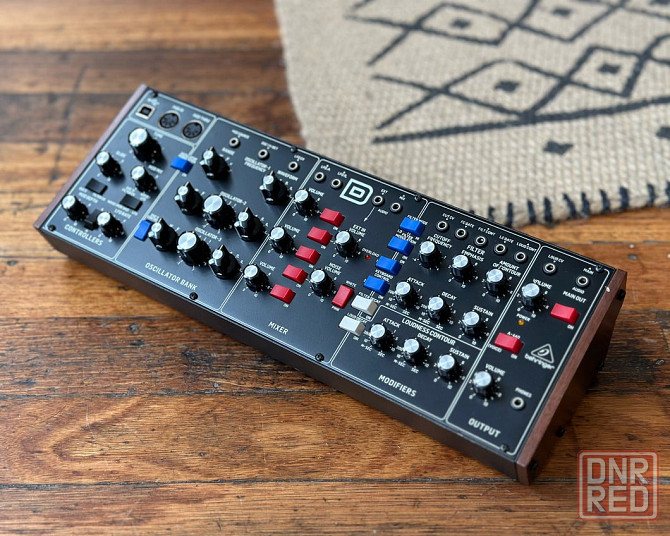 Продам аналоговый синтезатор Behringer model D. Донецк - изображение 1