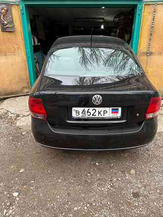 Продам Фольксваген поло седан 2013 года куплена в автосалон триол авто черного цвета 82 т пробег Донецк