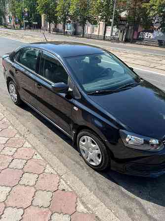 Продам Фольксваген поло седан 2013 года куплена в автосалон триол авто черного цвета 82 т пробег Донецк