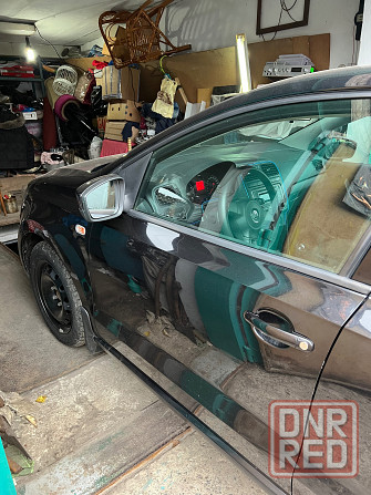 Продам Фольксваген поло седан 2013 года куплена в автосалон триол авто черного цвета 82 т пробег Донецк - изображение 1