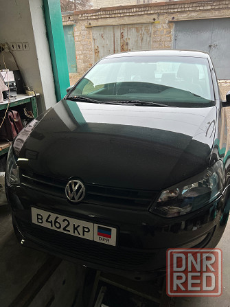 Продам Фольксваген поло седан 2013 года куплена в автосалон триол авто черного цвета 82 т пробег Донецк - изображение 2