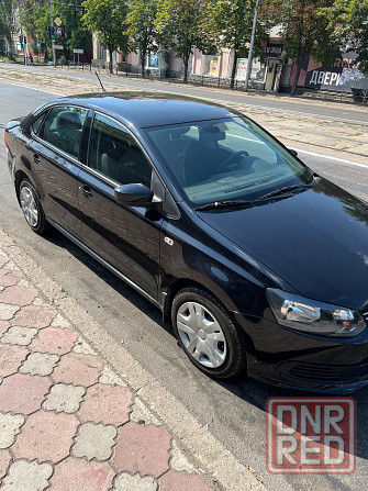 Продам Фольксваген поло седан 2013 года куплена в автосалон триол авто черного цвета 82 т пробег Донецк - изображение 3