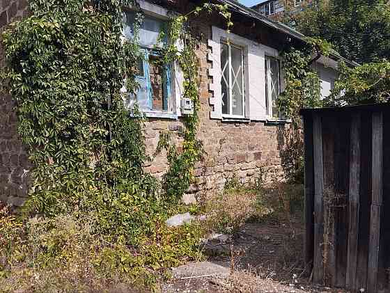 Продам, 1/2 часть, квартира на земле в Ленинсеом районе, рынок Соловки. Донецк