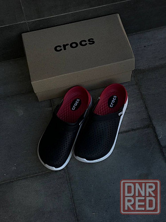 Мужские кроксы черно-красные уличные тапочки crocs шлепанцы черные Запорожье - изображение 5