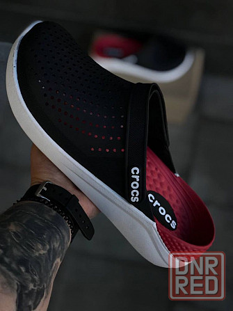 Мужские кроксы черно-красные уличные тапочки crocs шлепанцы черные Запорожье - изображение 1